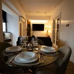 Lejlighed Cozy & Modern In The Heart Of The *