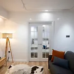Cozy & Modern In The Heart Of The Lejlighed Craiova