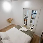 Cozy & Modern In The Heart Of The Lejlighed Craiova