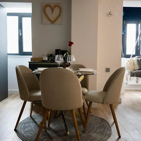 דירה Cozy & Modern In The Heart Of The *