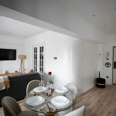 Cozy & Modern In The Heart Of The Apartment *