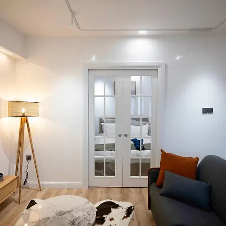 Cozy & Modern In The Heart Of The Apartmán Craiova