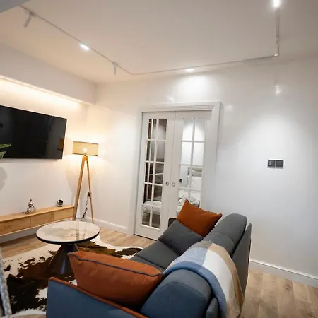 Cozy & Modern In The Heart Of The Craiova