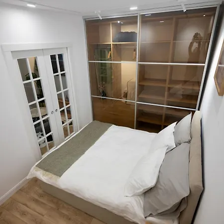 Cozy & Modern In The Heart Of The Craiova