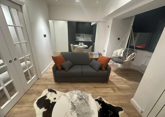 Cozy & Modern In The Heart Of The דירה קריובה